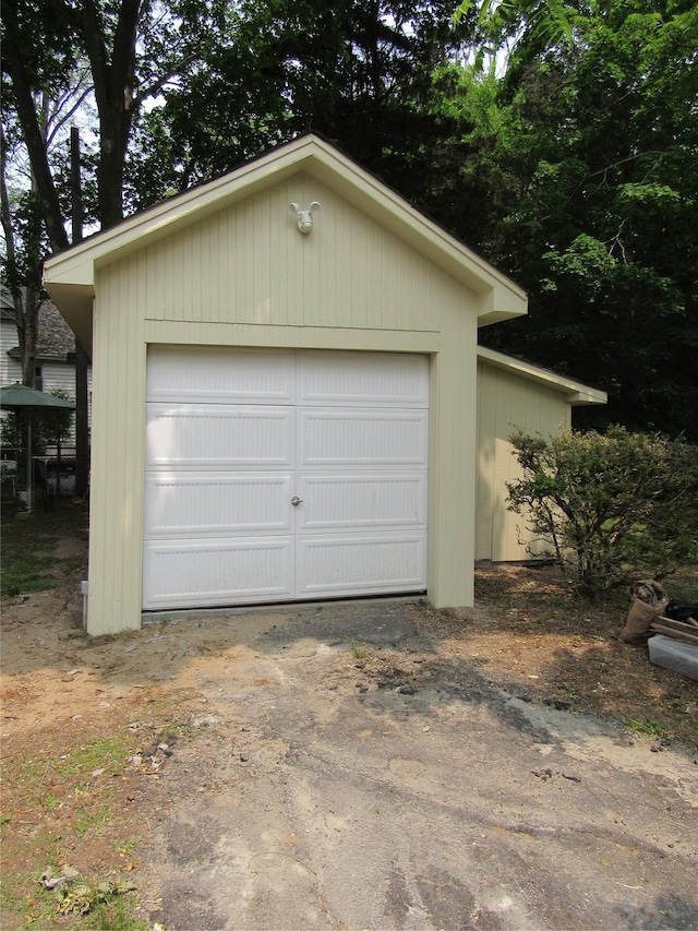 506 Raynor Ave, Riverhead, NY 11901 - detached garage with driveway