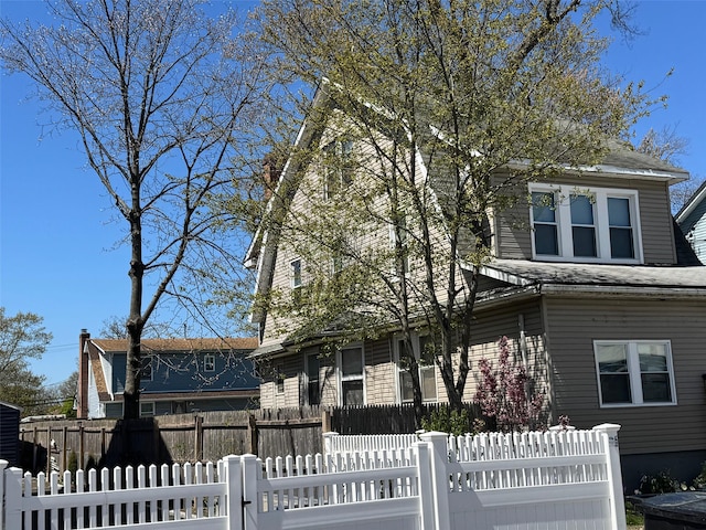 44 Chapman Pl, Bay Shore, NY 11706 - view of front facade featuring a fenced front yard
