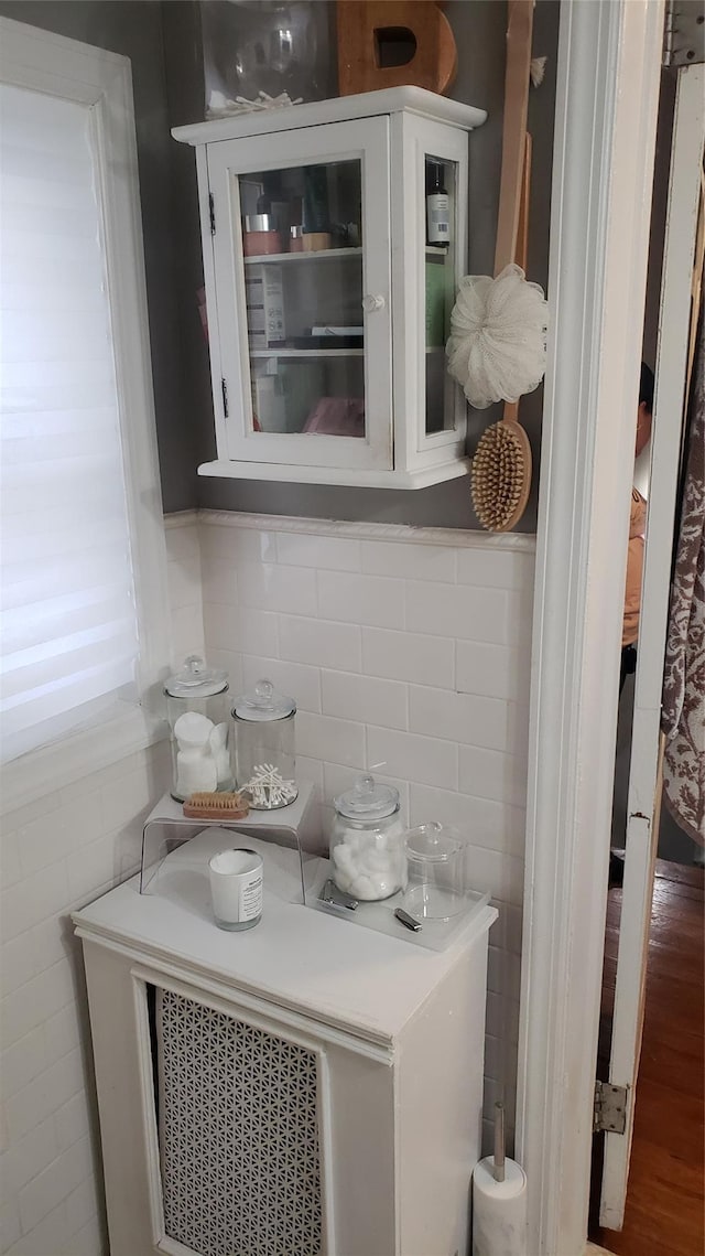 1026 Logan Ave, Bronx, NY 10465 - bar area featuring tile walls and decorative backsplash