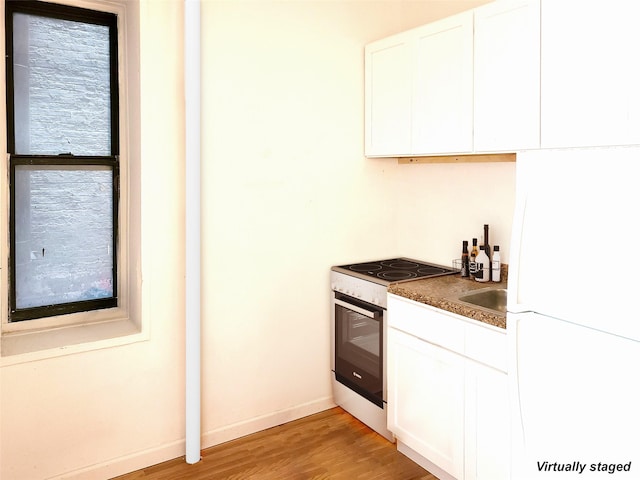 157 W 123rd St Unit 2H, New York Manhattan, NY 10027 - bar with black electric cooktop, light wood-style flooring, and range with electric cooktop