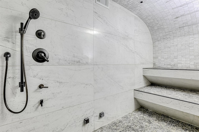 21 Dale Rd, Monsey, NY 10952 - bathroom featuring tiled shower