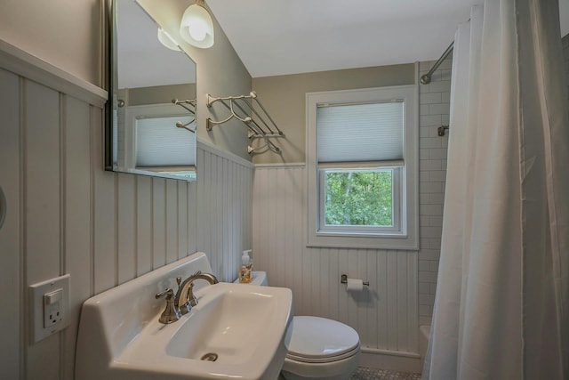 39 Dartmouth Rd, Shoreham, NY 11786 - full bath with a wainscoted wall, toilet, shower / bathtub combination with curtain, and a sink