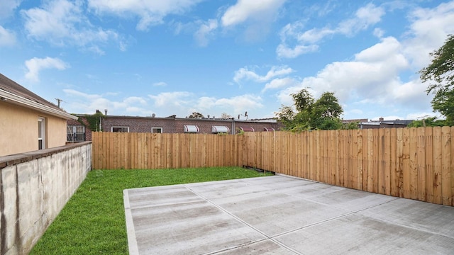 3919 Murdock Ave, Bronx, NY 10466 - fenced backyard featuring a patio