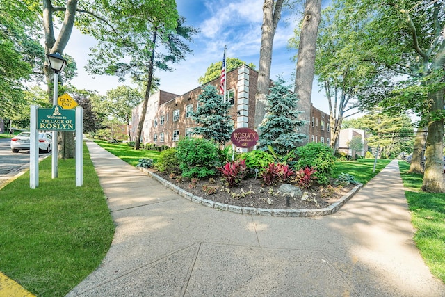 23 Edwards St Unit 1C, Roslyn Heights, NY 11577 - view of property's community