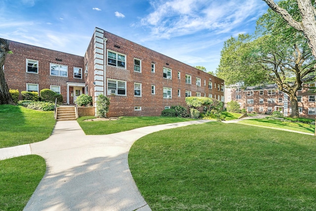 23 Edwards St Unit 1C, Roslyn Heights, NY 11577 - surrounding community featuring a lawn