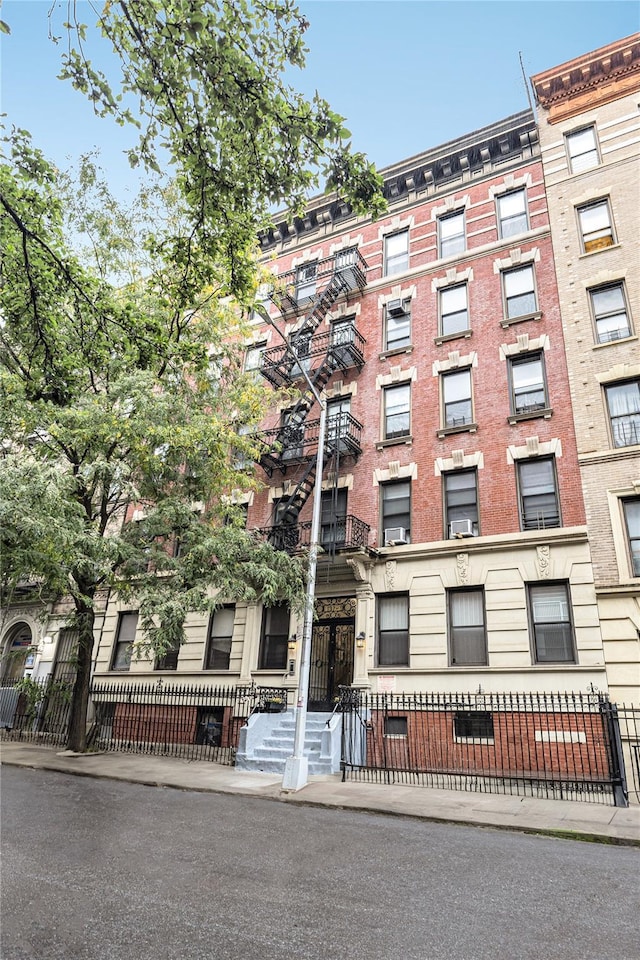 137-139 W 142nd St Unit 2D, New York Manhattan, NY 10030 - view of building exterior with a fenced front yard