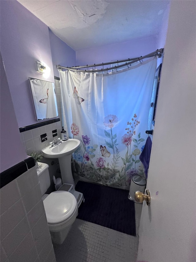 224-43A 64th Ave Unit 43A/545, Oakland Gardens, NY 11364 - bathroom with toilet, tile walls, and shower / tub combo