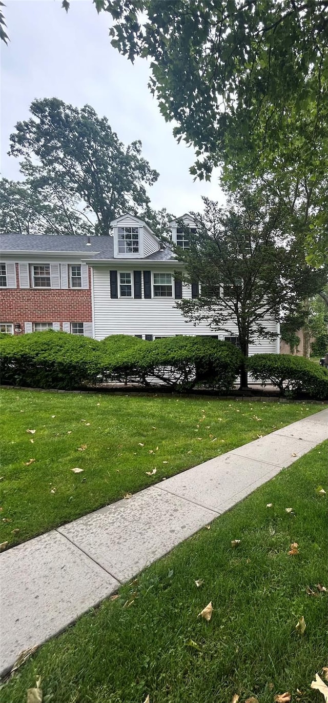 701 Towne House Vlg Unit 701, Hauppauge, NY 11749 - split level home featuring a front yard