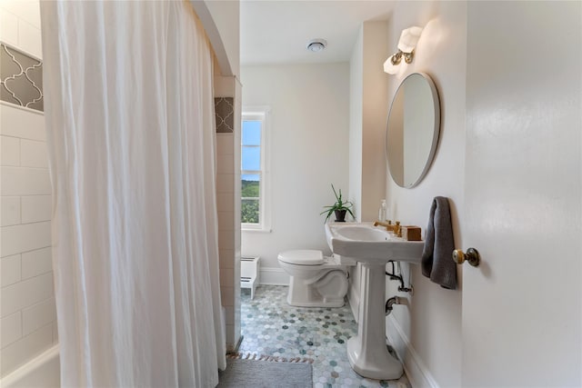 105 James St, Hastings-On-Hudson, NY 10706 - bathroom featuring toilet, baseboards, and shower / bath combo