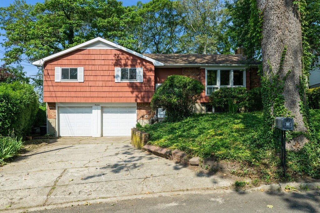 14 Sage Ct, Huntington Station, NY 11746 - photo 1