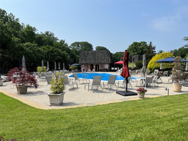 7-05 Briarcliff Dr S, Ossining, NY 10562 - community pool featuring a yard and a patio