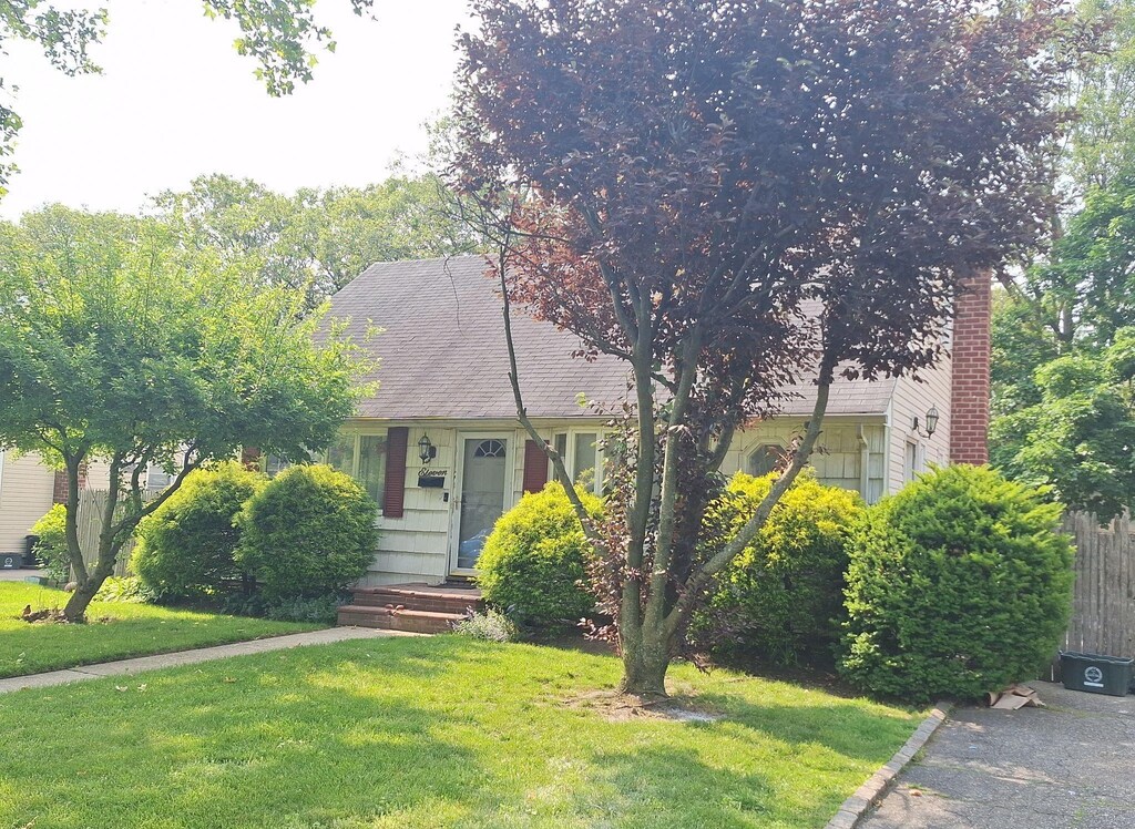 11 Parkwood Rd, Westbury, NY 11590 - photo 2