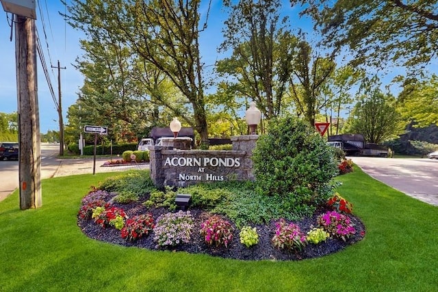 14 Acorn Ponds Dr Unit 14, Roslyn, NY 11576 - community sign featuring a yard