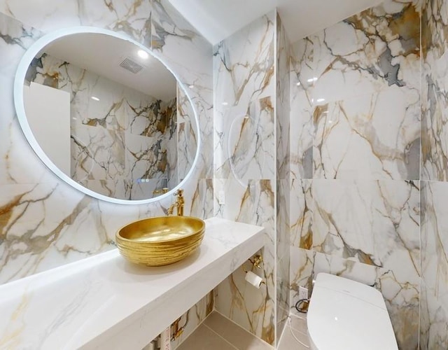 14 Acorn Ponds Dr Unit 14, Roslyn, NY 11576 - bathroom featuring toilet, vanity, and tile walls