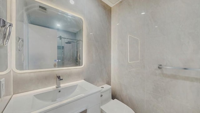 14 Acorn Ponds Dr Unit 14, Roslyn, NY 11576 - bathroom featuring vanity, toilet, a shower, and tile walls