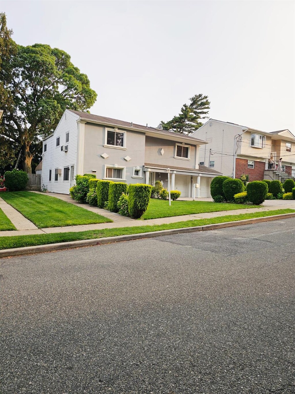 511 Chesman St, Hempstead, NY 11552 - view of front of home featuring a front lawn