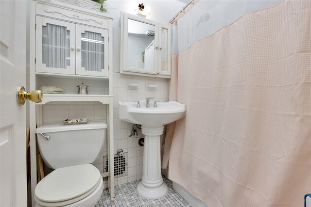 99-40 63rd Rd Unit 9Z, Rego Park, NY 11374 - full bath with tile patterned floors, tile walls, toilet, and a shower with curtain