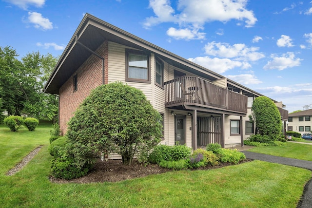 20 Hastings Ct Unit A, Jefferson Valley, NY 10598 - view of front facade with a balcony and a front yard