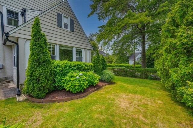 400 Manor Ridge Rd, Pelham, NY 10803 - view of green lawn