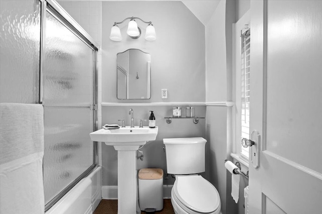 400 Manor Ridge Rd, Pelham, NY 10803 - full bath featuring enclosed tub / shower combo and toilet