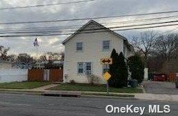 1938 Meadowbrook Rd, Merrick, NY 11566 - view of side of home