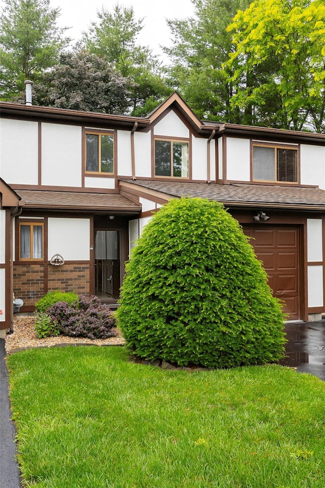 28 Amber Ct, Poughkeepsie, NY 12603 - view of front of home with stucco siding, a front yard, and a garage