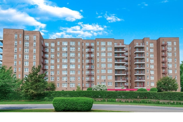 245 Rumsey Rd Unit 3R, Yonkers, NY 10701 - photo 1