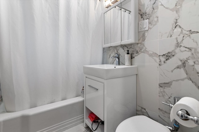 83-30 98th St Unit 5A, Woodhaven, NY 11421 - full bath featuring shower / tub combo with curtain, vanity, toilet, and tile walls