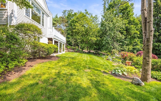 5 Hickory Ct, Manhasset, NY 11030 - view of grassy yard featuring a balcony