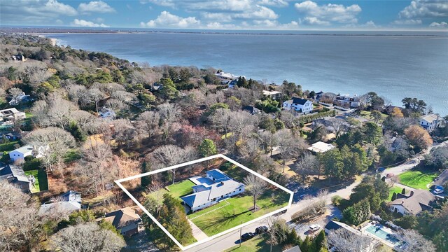 10 Lenape Rd, Southampton, NY 11968 - aerial view of residential area featuring property boundaries highlighted and a large body of water
