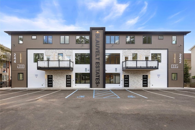 244 Blauvelt Rd Unit 213, Monsey, NY 10952 - view of property featuring uncovered parking