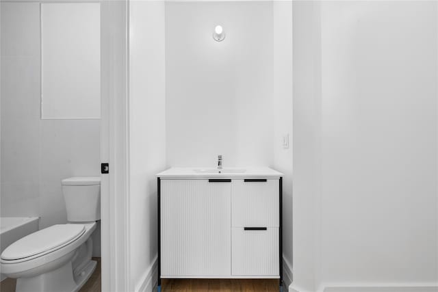 244 Blauvelt Rd Unit 213, Monsey, NY 10952 - bathroom featuring a tub, vanity, and wood finished floors