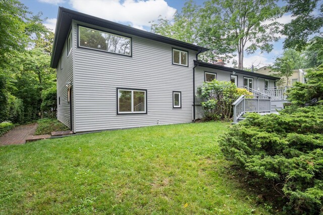 8 Junard Dr, Roslyn, NY 11576 - back of property with a lawn