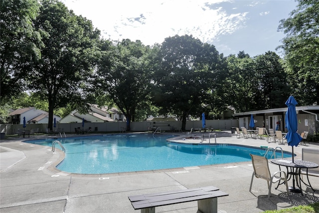 96 Molly Pitcher Ln Unit H, Yorktown Heights, NY 10598 - community pool with a patio