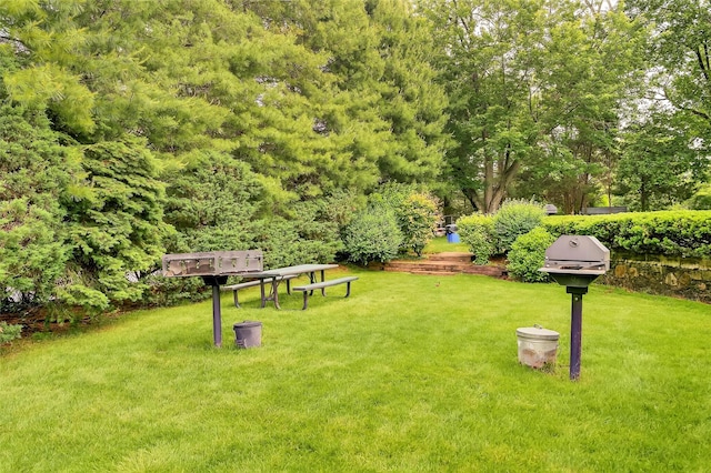 43 Calton Rd Unit 4J, New Rochelle, NY 10804 - surrounding community with a yard