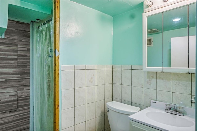 10712 Sutter Ave, Ozone Park, NY 11417 - full bath featuring tile walls, toilet, vanity, and a shower with curtain