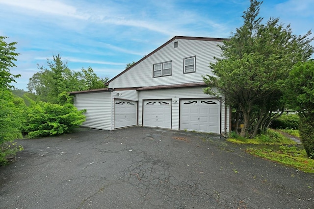 8 Macintosh Ln, Monsey, NY 10952 - view of garage