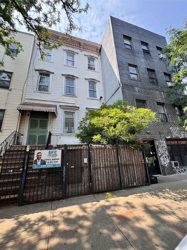 21 Jefferson St, Brooklyn, NY 11206 - view of property with a fenced front yard