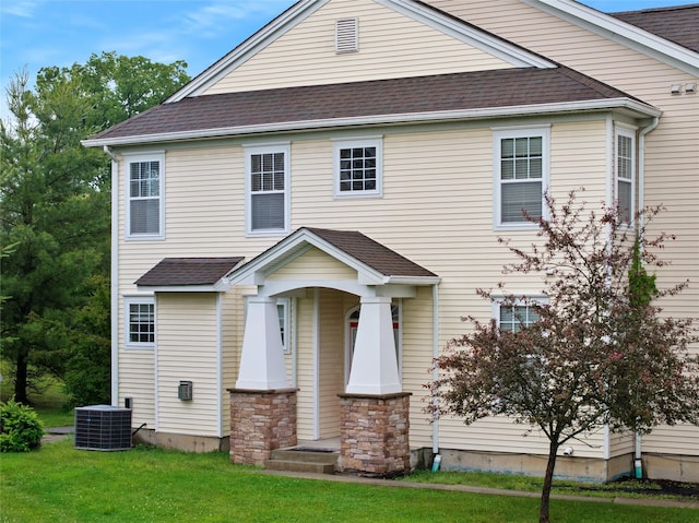 38 Woodside Knolls Dr, Middletown, NY 10940 - view of front of house with a shingled roof and a front yard