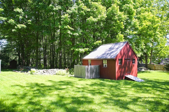 view of yard featuring a storage unit