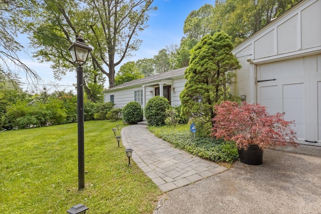 5 Ridgeview Dr, Pleasantville, NY 10570 - view of front facade featuring a front lawn