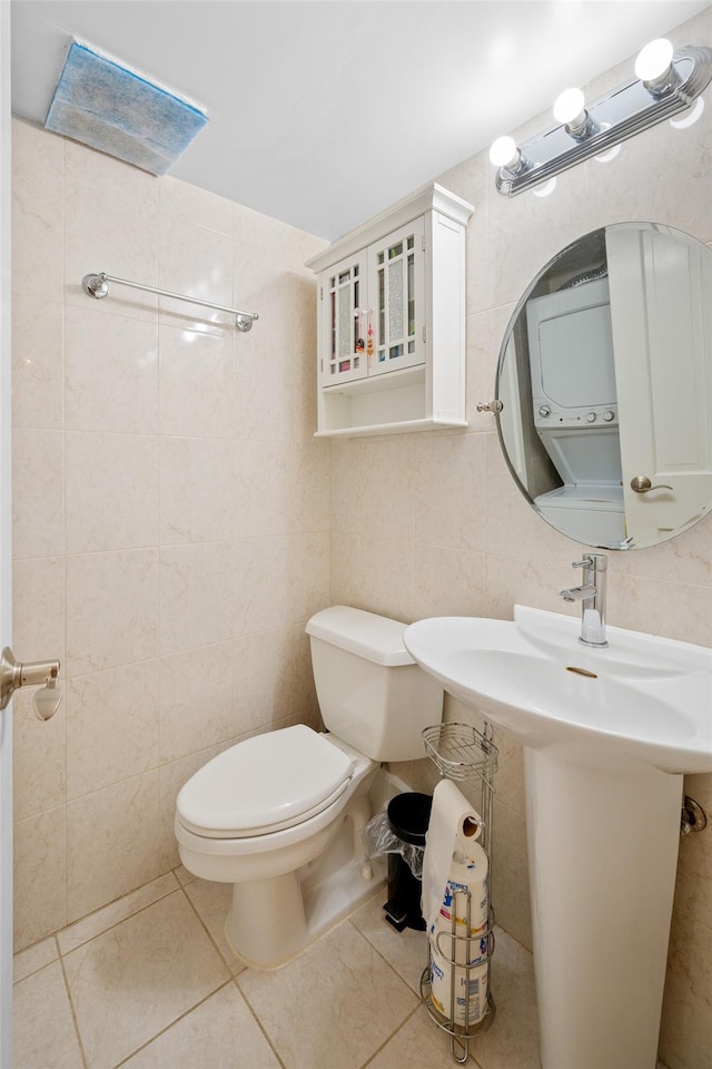 41 Wellington Ct Unit 1L, Staten Island, NY 10314 - bathroom with toilet, tile patterned floors, tile walls, and a sink