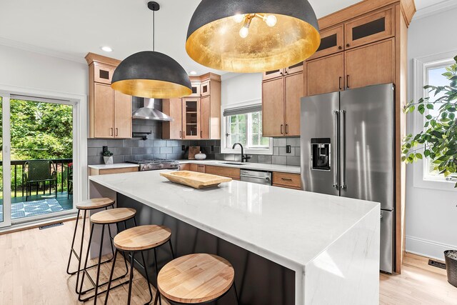 2022 Van Cortlandt Cir, Yorktown Heights, NY 10598 - kitchen featuring stainless steel appliances, light wood-type flooring, decorative backsplash, ornamental molding, and a center island