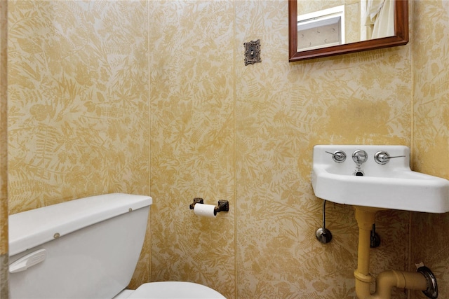 6438 60th Rd, Maspeth, NY 11378 - bathroom featuring wallpapered walls