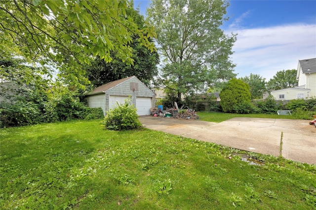 602 Leonard Ave, Uniondale, NY 11553 - view of grassy yard with a garage and an outbuilding