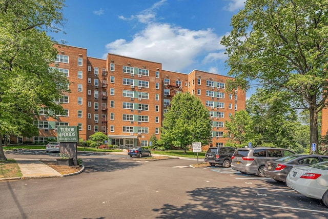 98 Dehaven Dr Unit 1F, Yonkers, NY 10703 - view of apartment building / complex featuring uncovered parking