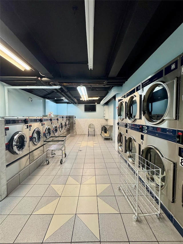37-27 86th St Unit 3D, Flushing, NY 11372 - shared laundry with washer and clothes dryer and stacked washing machine and dryer