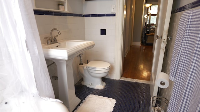 445 Gramatan Ave Unit Hc2, Mount Vernon, NY 10552 - bathroom featuring tile walls, a wainscoted wall, and tile patterned flooring