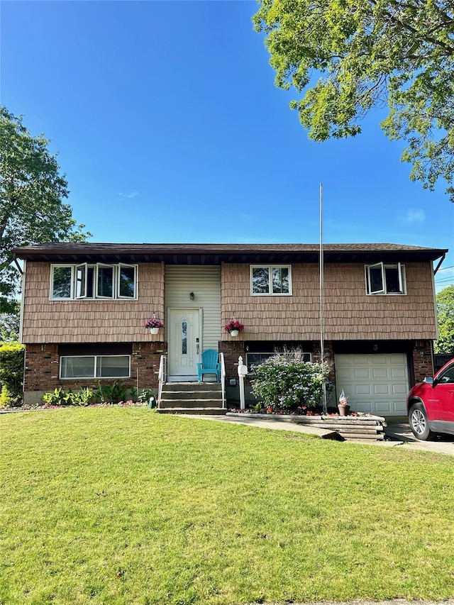 3 Malmac Ct, West Islip, NY 11795 - split foyer home with a front lawn and a garage