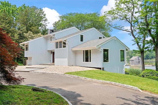 8 Pippin Ln, Lloyd Harbor, NY 11743 - mid-century modern home featuring a front lawn